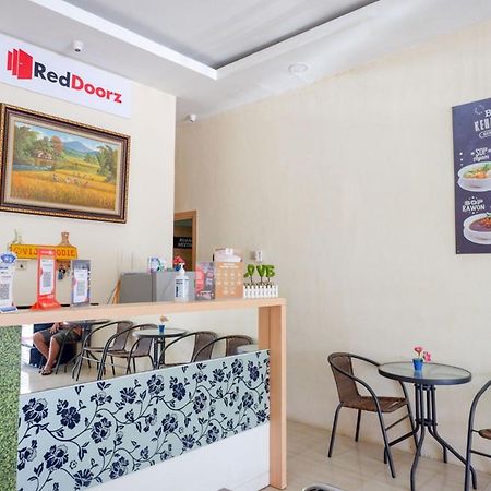 Reddoorz Plus @ Losari Makassar Exterior photo