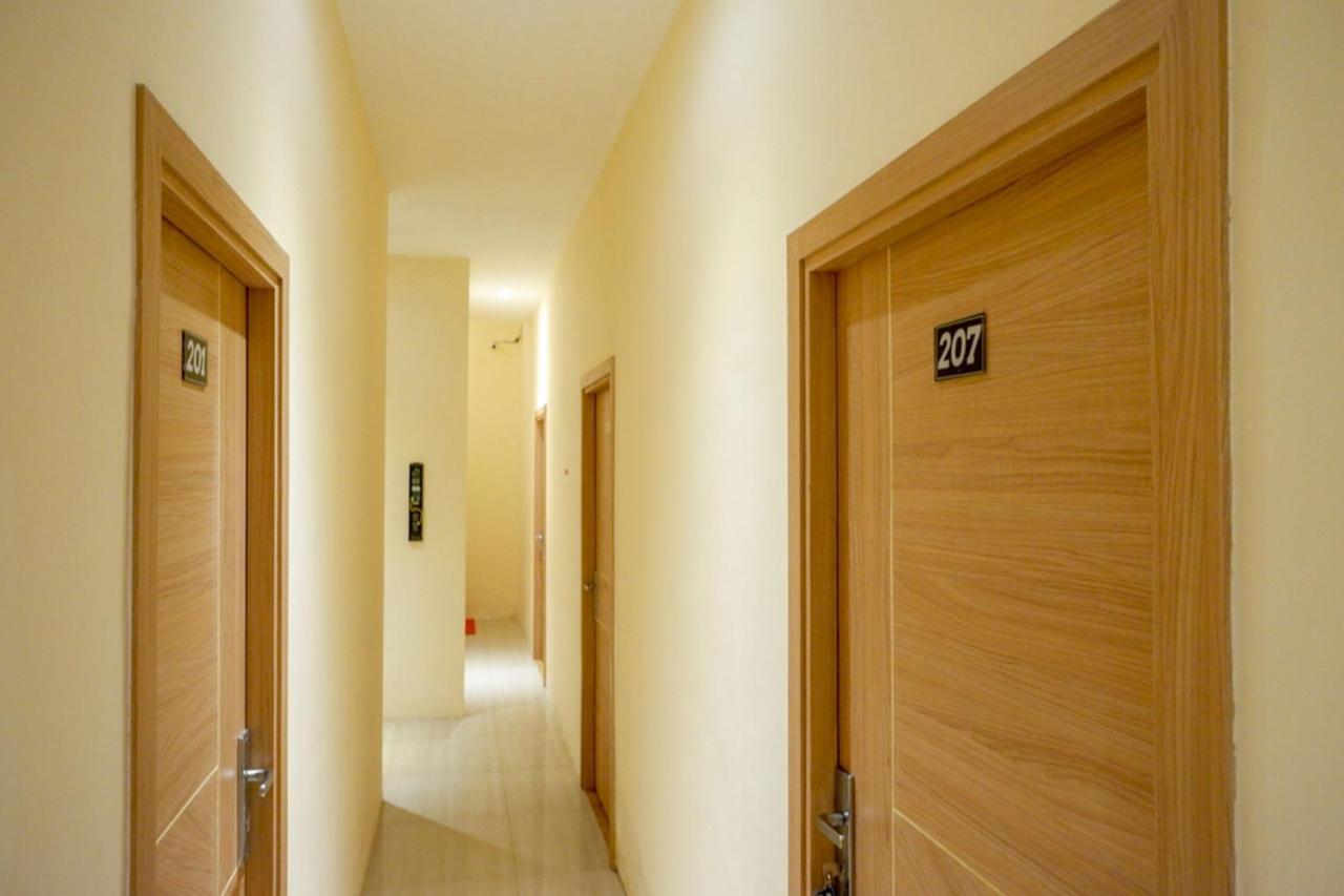 Reddoorz Plus @ Losari Makassar Exterior photo