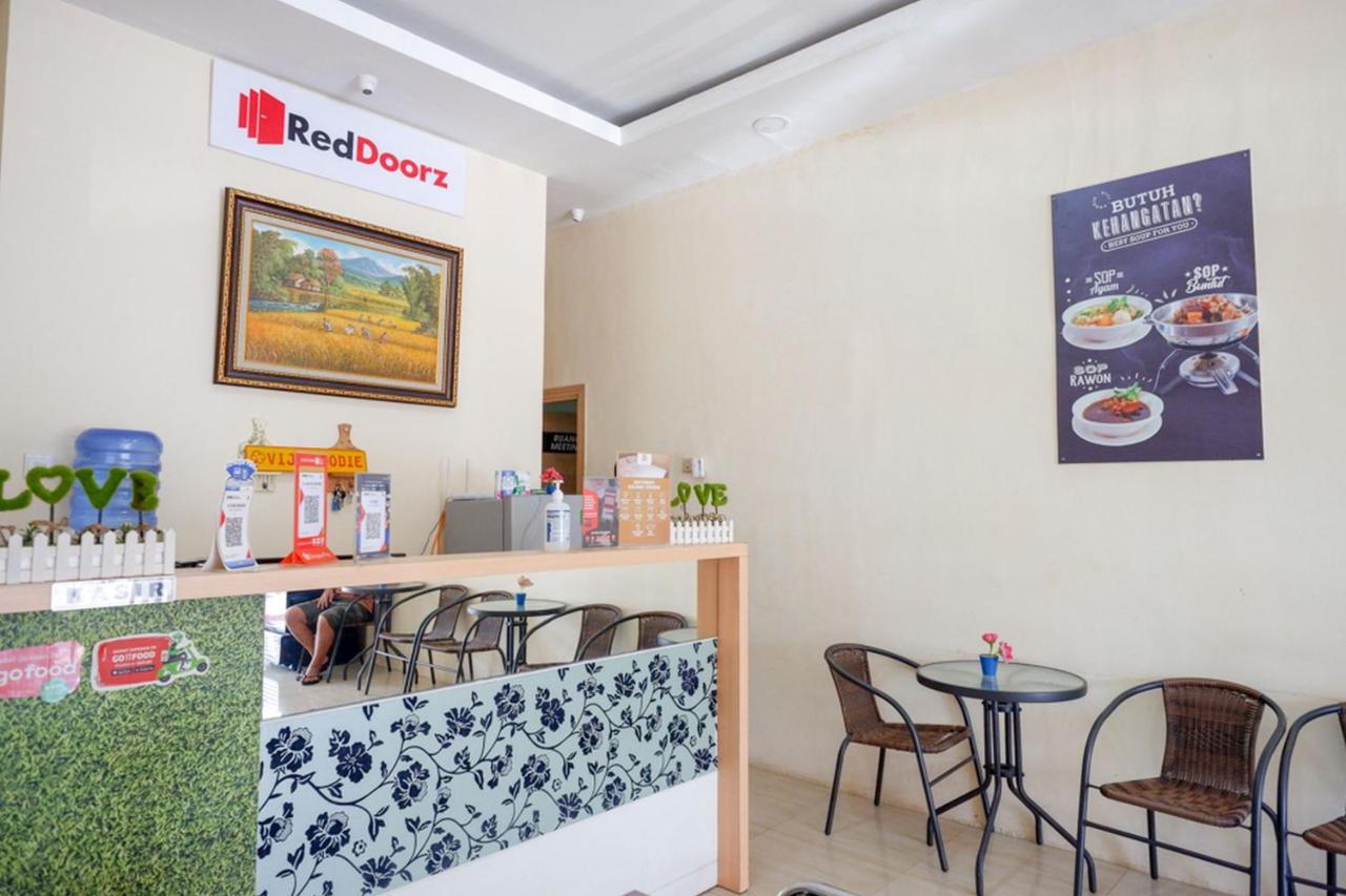 Reddoorz Plus @ Losari Makassar Exterior photo