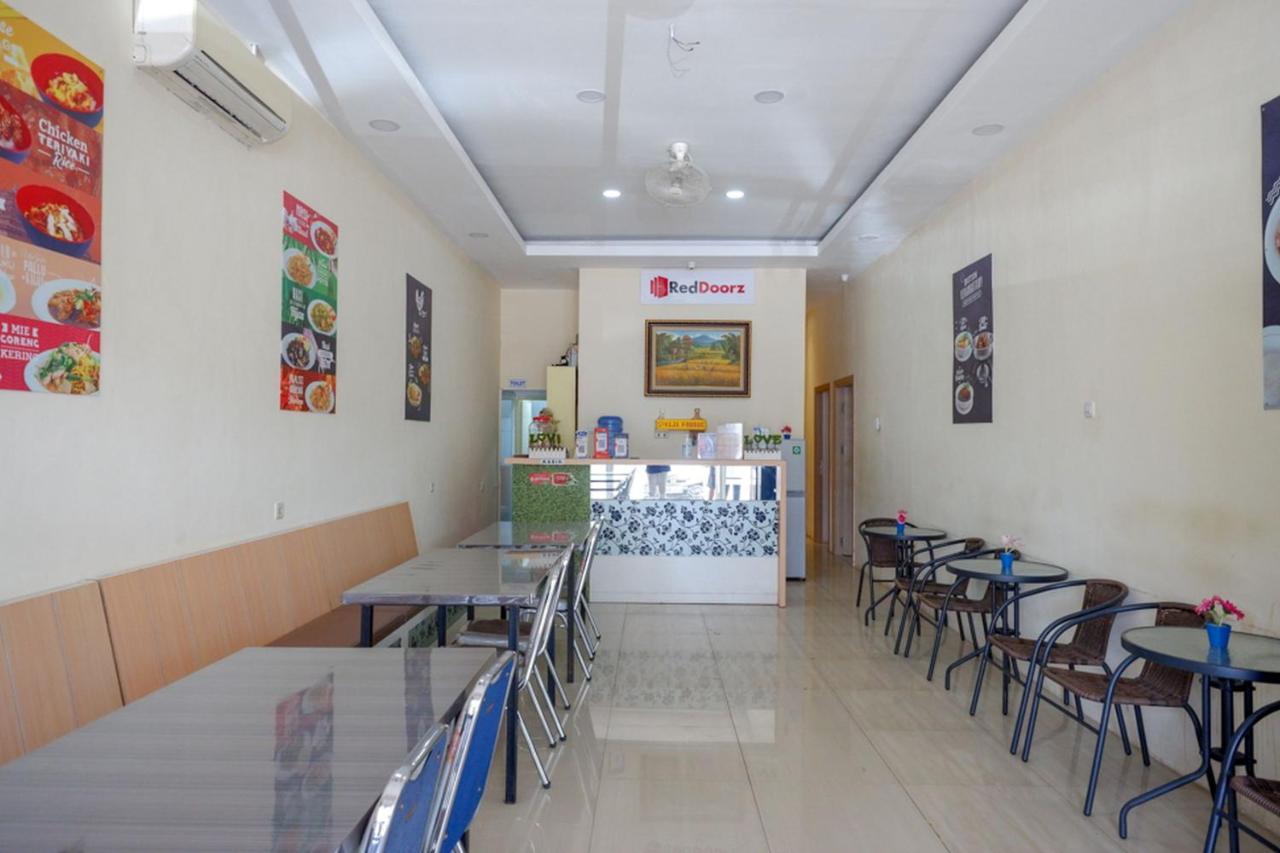 Reddoorz Plus @ Losari Makassar Exterior photo