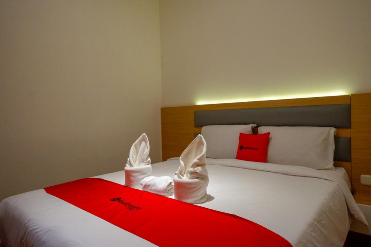 Reddoorz Plus @ Losari Makassar Exterior photo