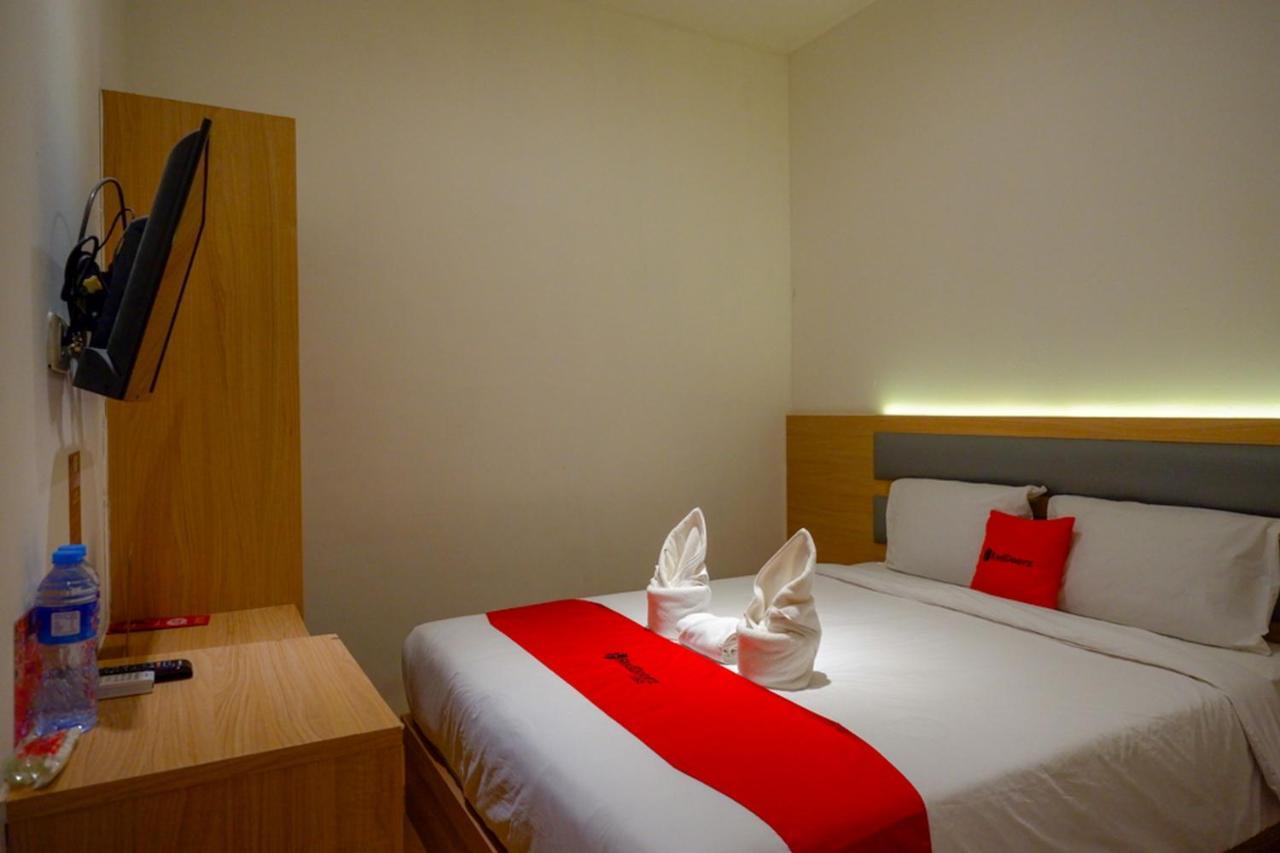 Reddoorz Plus @ Losari Makassar Exterior photo